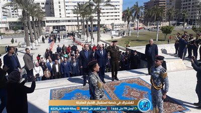 احتفالاً بيوم الشهيد.. محافظ بورسعيد يضع إكليل على النصب التذكاري بميدان الشهداء (صور)