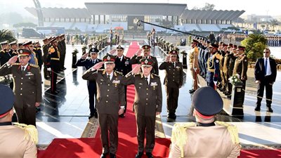 وزير الدفاع ينيب قادة الجيوش لوضع أكاليل الزهور على قبر الجندي المجهول 