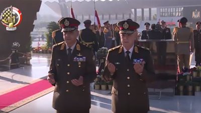 وزير الدفاع يضع إكليل الزهور على النصب التذكاري لشهداء القوات المسلحة (فيديو)