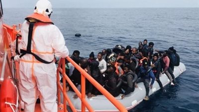 البحرية الإسبانية تنقذ 46 شخصا من جنوب الصحراء فى بحر البوران