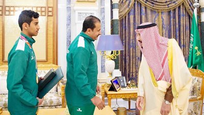 خادم الحرمين يمنح وسام الملك عبدالعزيز للاعبي الأخضر الحاصلين على ميداليات أولمبية