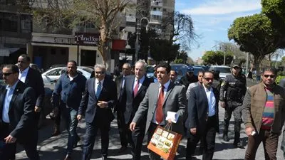 القائم بأعمال السفير الأمريكي يتجول بشارع كورنيش النيل بالمنيا