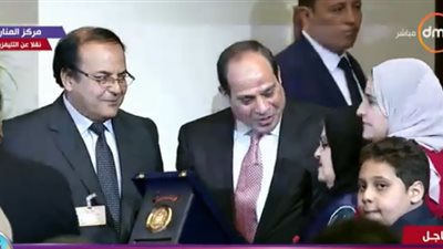 السيسي يكرم الآباء والأمهات المثاليين من أسر الشهداء