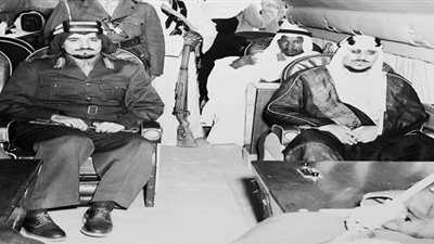 صورة نادرة تجمع الملك سعود والأمير منصور