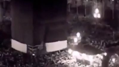 أول صورة بعد تدشين الملك سعود لإنارة الحرم المكي الشريف