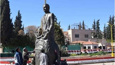 سوريا .. احتجاجات على نصب تمثال جديد لحافظ الأسد في درعا