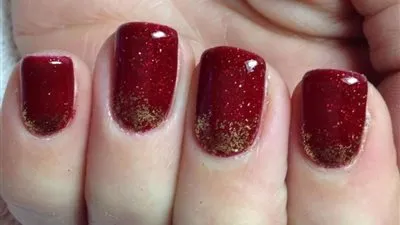 مناكير الأحمر الغامق.. صيحة لا تنتهي (صور)