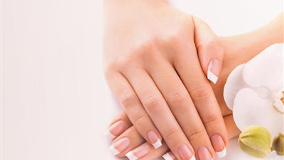 خلطة منزلية لتفتيح القدمين واليدين بكل سهولة 