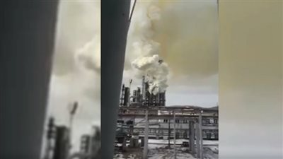 اللحظات الأولى لاحتراق مصفاة لتكرير النفط في روسيا (فيديو)