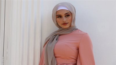 طرق مبتكرة لتنسيق الحجاب على طريقة مدونات الموضة المحجبات (صور)