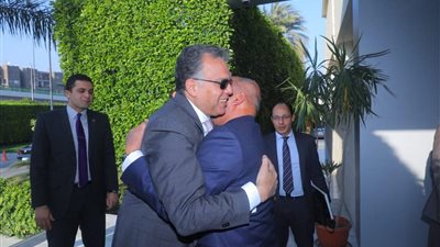 هشام عرفات أول المستقبلين لكامل الوزير فور وصوله وزارة النقل