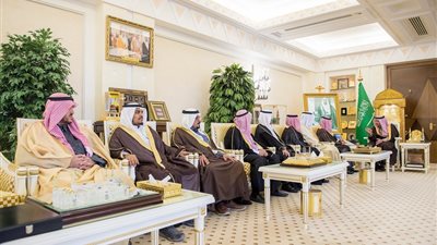 أمير القصيم يستقبل محافظ ورئيس بلدية عنيزة