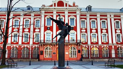 طالب مصري يرتدي 