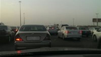 كثافة مرورية على طريق الحرمين بجدة بعد اصطدام 5 شاحنات