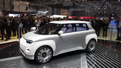 فيات تكشف عن سيارة كهربائية جديدة تسير حتى 500 كيلومترًا