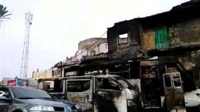 حريق هائل يلتهم 3 سيارات بمنطقة 