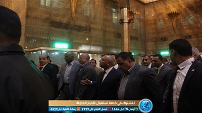 فتاة تستوقف كامل الوزير خلال جولته بمحطة مصر.. شاهد رد فعل الأخير (فيديو)