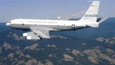 طائرة عسكرية أمريكية تحلق فوق أراضي روسيا