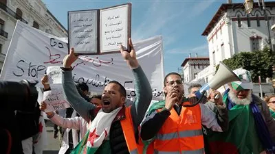 آلاف من الطلبة والمعلمين يتظاهرون بالجزائر للمطالبة بتغيير سياسي 