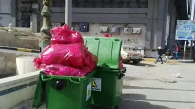 ضبط مخلفات طبية موضوعة خارج مستشفى بالإسكندرية (صور)