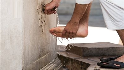 هل يجب غسل القدم 3 مرات في الوضوء؟ مستشار المفتي يجيب (فيديو)