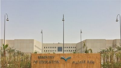 التعليم: تشكيل لجنة تحقيق عاجلة في وفاة الطفلة المختنقة داخل حافلة مدرسة