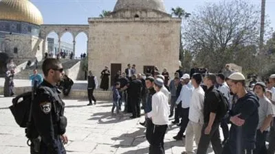 عشرات المتطرفين اليهود يقتحمون باحات المسجد الأقصى  