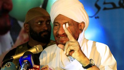 الصادق المهدي يتلقى مبادرة جديدة لحل الأزمة ويوجه دعوة إلى السودانيين