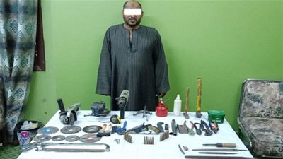 ضبط مدرس حول مسكنه لورشة لتصنيع الأسلحة والاتجار فيها بالمنيا