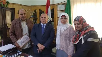 تكريم طالبة بالدقهلية لفوزها بالمركز الأول في إلقاء الشعر والتحدث بالفصحى (صور)