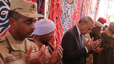 الآلاف يشيعون جثمان شهيد الواجب الوطني في قنا (صور)