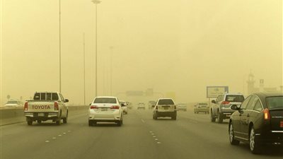 أمن الطرق تحذر قائدي المركبات في الرياض من الغبار والأتربة