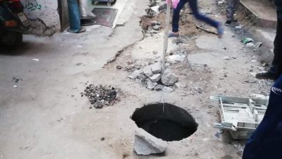 أهالي قرية بالمحلة الكبرى ينقذون طفل من السقوط في بيارة مكشوفة (صور)