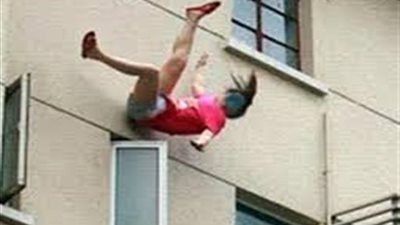 العناية الإلهية تنقذ فتاة بعد سقوطها من الطابق الخامس في الإسماعيلية