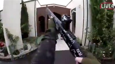 عاجل.. فيديو لحظة هجوم مرعب على مسجد نيوزيلندي وسقوط عشرات القتلى