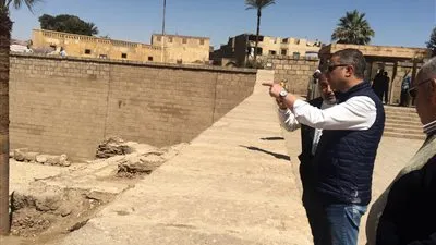 محافظ سوهاج يتفقد أعمال تجميع تمثال 