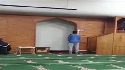  المواطن الناجي من حادث نيوزيلندا يرفع أذان صلاة الجمعة بالمسجد (فيديو)