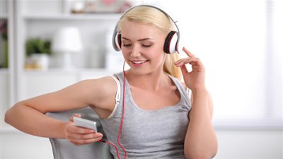 دراسة حديثة تُحذر.. سماعات الأذن يمكن أن تصيبكِ بالسرطان!