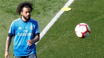 مارسيلو يزيل الغبار من على حذائه