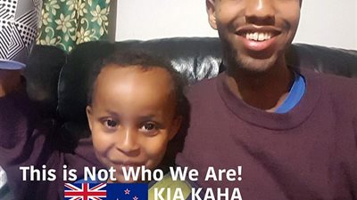 طفل ثلاث أعوام قتل بين أذرع والده آخر ضحايا 