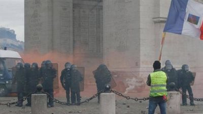 الشرطة الفرنسية تطلق الغاز المسيل للدموع لتفريق المحتجين من حركة السترات الصفراء