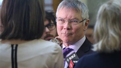 المدعي العام النيوزيلندي: الحكومة لم تلتزم بعد بحظر الأسلحة الخفيفة