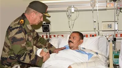 وزير الدفاع يزور المرضى بالمستشفيات العسكرية.. ويأمر بتوفير كافة الإمكانيات لهم