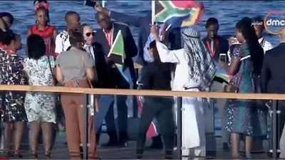 الرئيس السيسي يقوم بجولة نيلية مع مجموعة من الشباب الإفريقي والعربي بأسوان (فيديو)