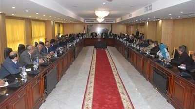في إطار الاحتفال بالعيد القومي للمحافظة محافظ الفيوم يستقبل وزير القوى العاملة ويعقدان لقاءً مع ممثلي النقابات العمالية 