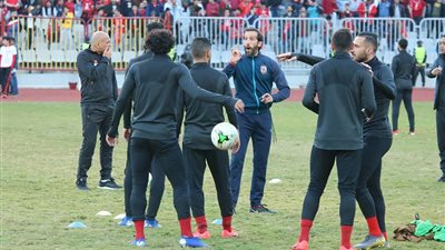 أزارو وفتحي يتوجهان إلى غرف ملابس الأهلي 