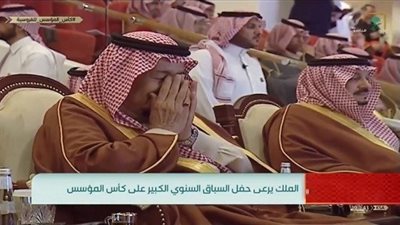 خادم الحرمين يتأثر وهو يتذكر رحلة توحيد البلاد (بالفيديو)