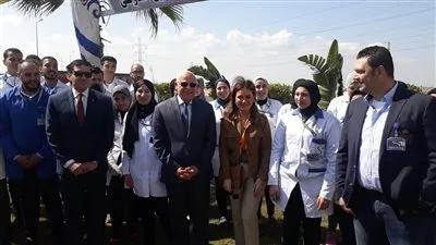 شاهد.. وزيرة الاستثمار تلتقط الصور التذكارية مع عمال الضفائر الكهربائية ببورسعيد