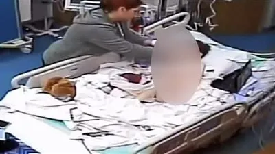 في واقعة بشعة ومقززة.. سيدة أمريكية تتسمم طفلها المعاق بضخ دمائها في فمه