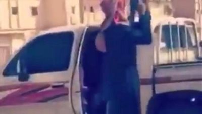 شرطة الرياض توقع بشابين تباها بالأسلحة النارية في مقطع فيديو